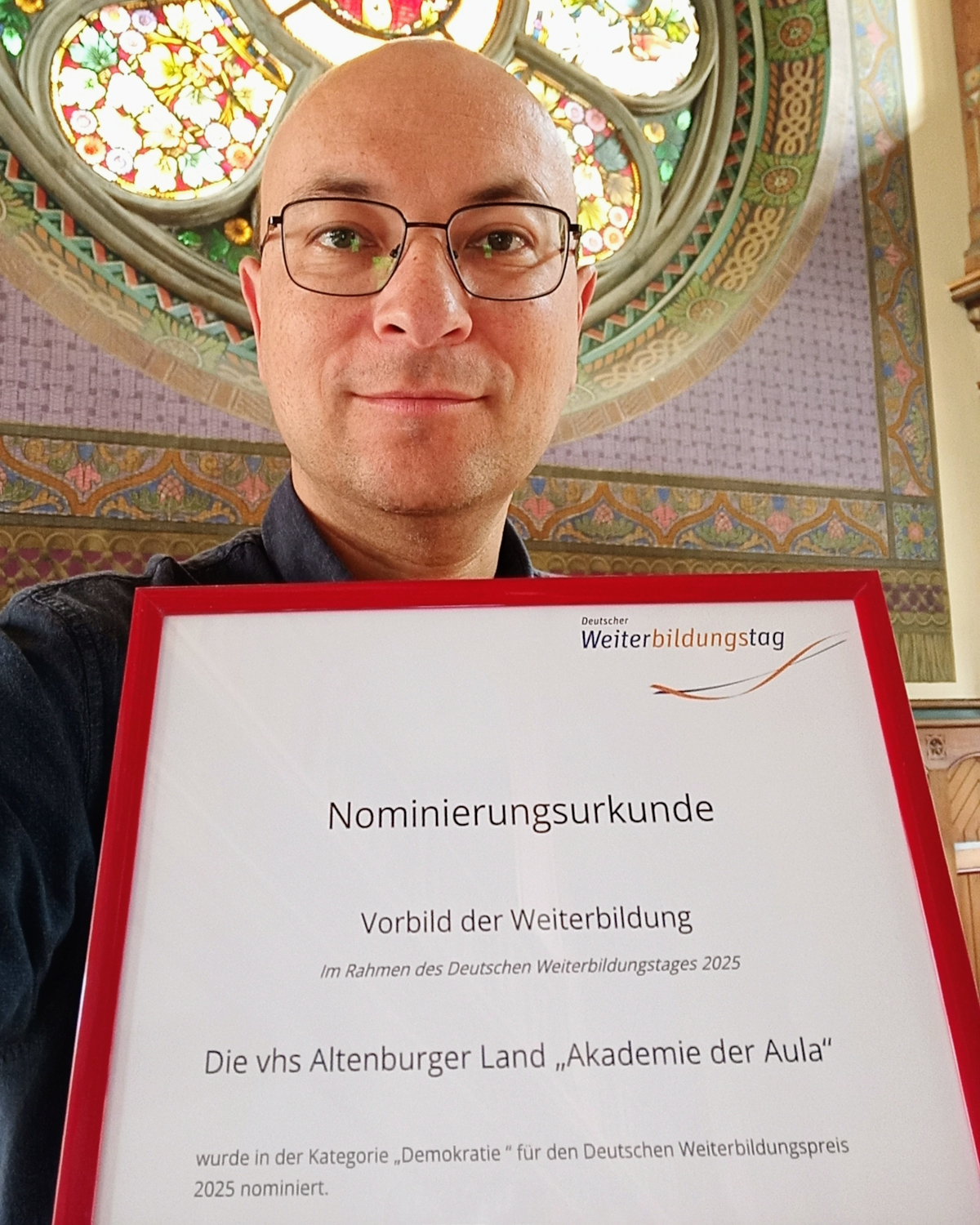 Dr. Michael Hein mit der Nominierungsurkunde zum Deutschen Weiterbildungspreis 2025.